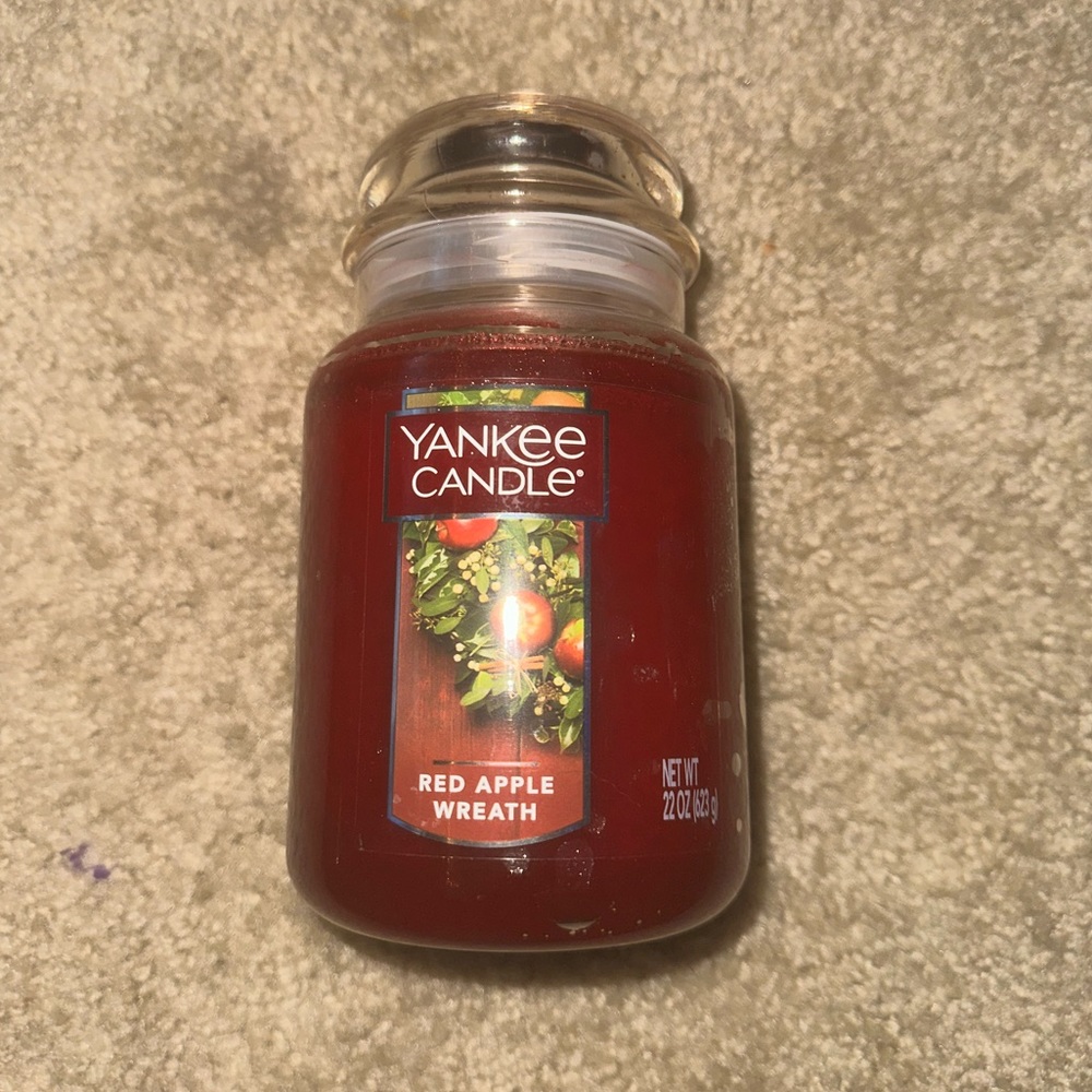 Yankee Candle “Red Apple Wreath” Single Wick